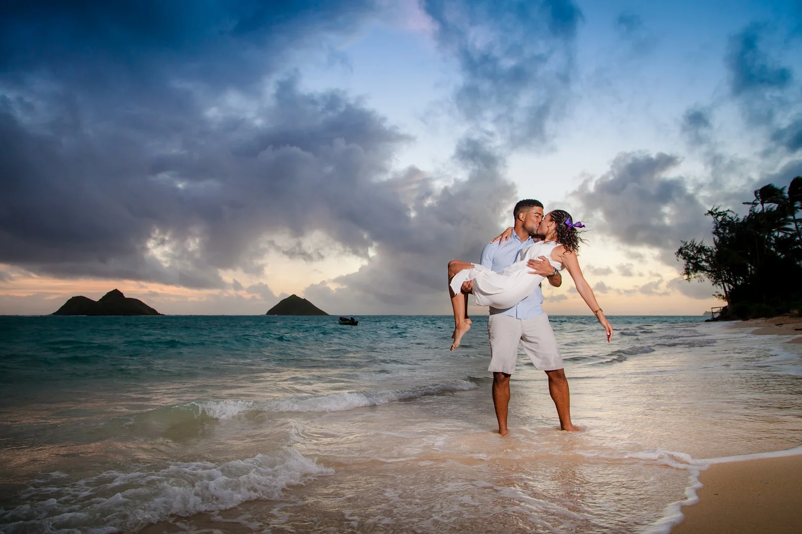 Couple at sunrise on Oahu beach — Traveling Turtle